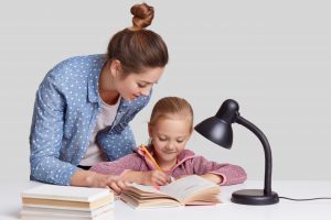 Dziecko z dysleksją odrabia lekcje z mamą