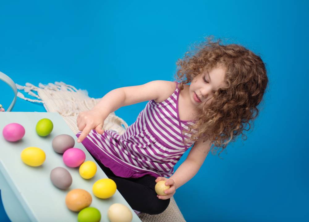 Child,Engaged,In,An,Easter,Activity