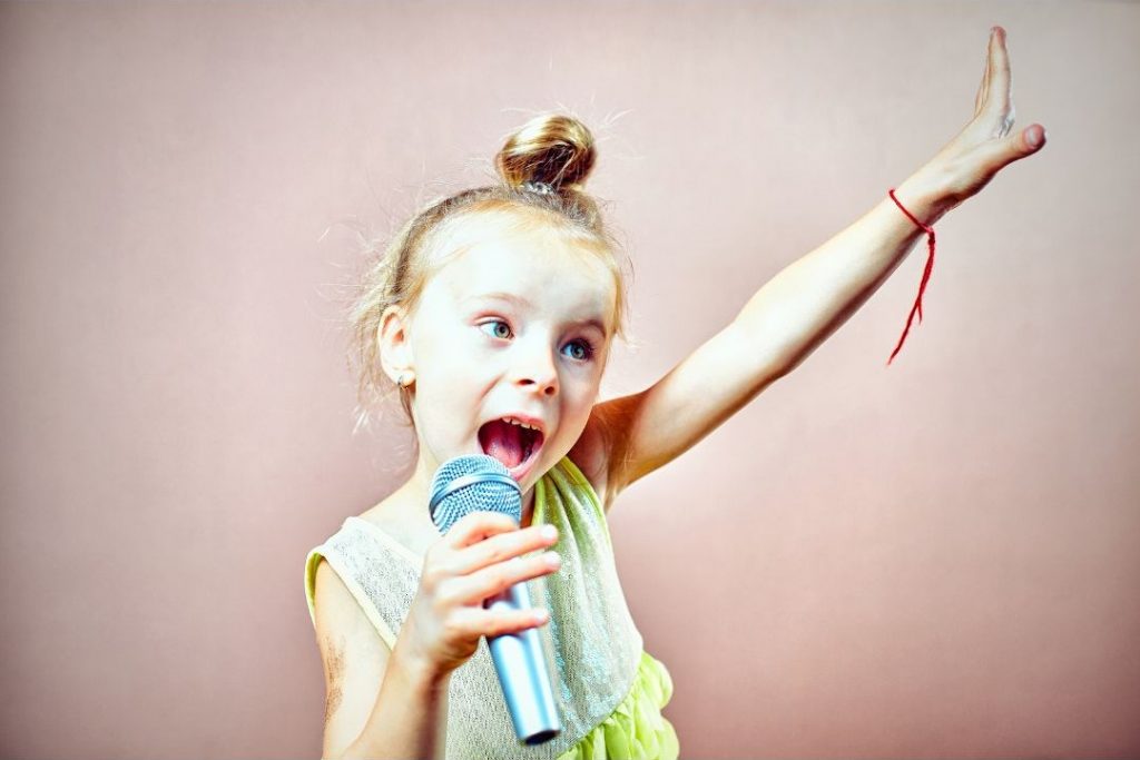 Dziewczynka śpiewa piosenkę, karaoke
