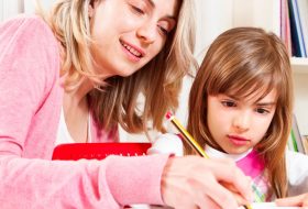 Dysgrafia? Sprawdź, jak nauczyć dziecko prawidłowego chwytu przy pisaniu